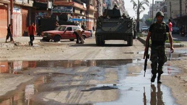 جندي لبناني يتقدم مدرعة عسكرية اثناء دورية في مدينة طرابلس
