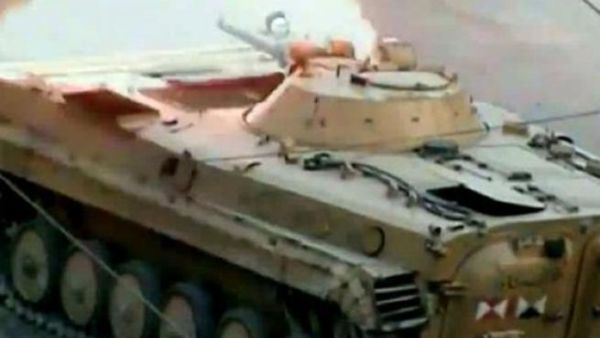 دبابة للجيش السوري تطلق النار في حي سقبا في دمشق