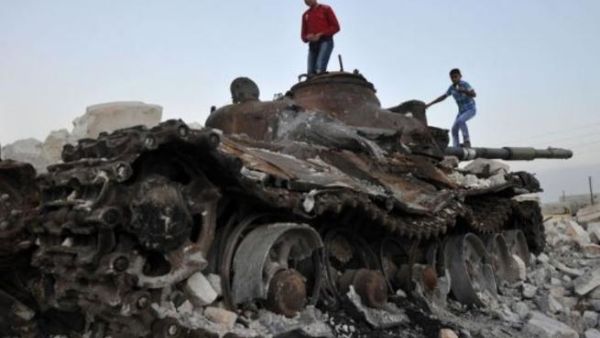 دبابة للجيش السوري تم اعطابها من قبل الجيش الحر