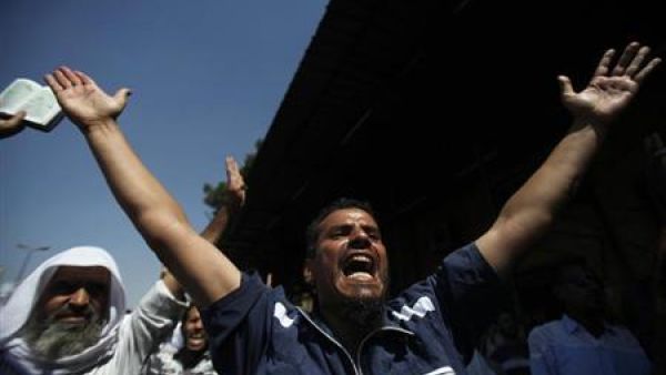 مؤيدو الرئيس المصري المعزول محمد مرسي اثناء مظاهرة أمام مسجد التوحيد في القاهرة