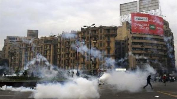 الشرطة تطلق الغاز المسيل للدموع في ميدان التحرير بالقاهرة أول ديسمبر كانون الأول 2013.
