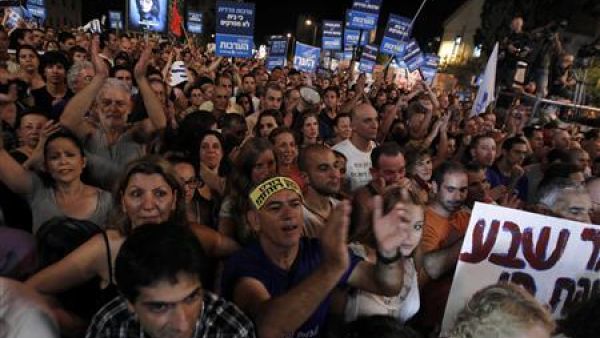 محتجون يحتشدون في وسط تل ابيب يوم السبت مرددين هتافات تطالب بالعدالة الاجتماعية
 محتجون يحتشدون في وسط تل ابيب يوم السبت مرددين هتافات تطالب بالعدالة الاجتماعية