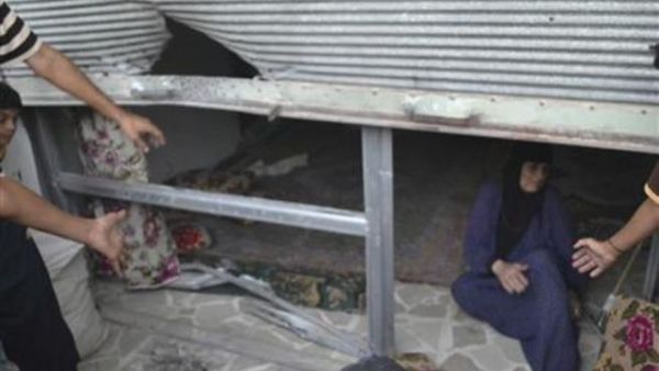 امرأة تختبيء داخل متجر في قرية تريمسة قرب حماة
