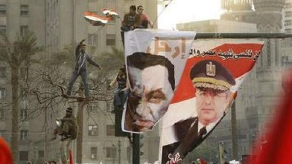 متنظاهرون ييلوحون باعلام في ميدان التحرير