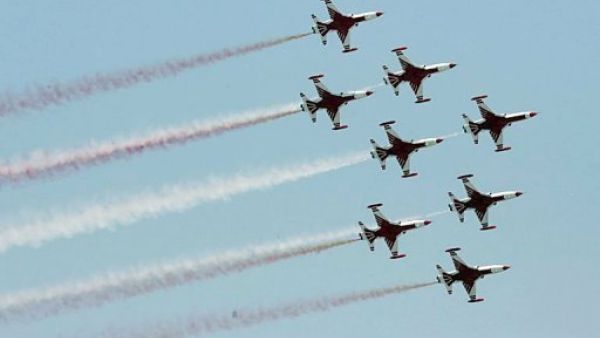 فرقة "تركيش ستارز" من سلاح الجو التركي تقوم بطلقة خلال مراسم في انقرة في آب/اغسطس 2010
