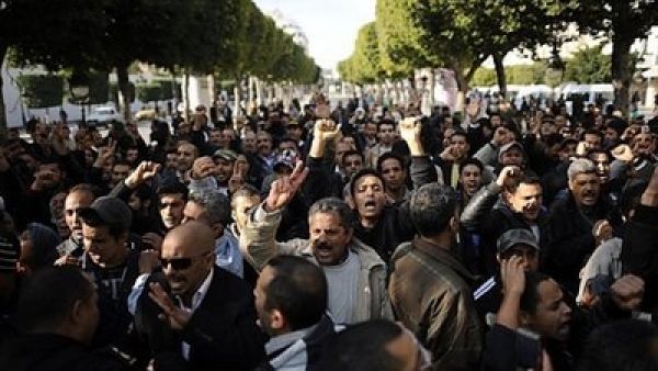 تونسيون يتظاهرون في العاصمة الثلاثاء