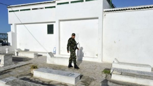 رجل امن يحرس احدى المنشآت