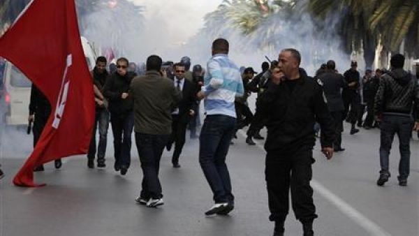 محتجون يفرون خلال مواجهات مع الشرطة في تونس العاصمة
 محتجون يفرون خلال مواجهات مع الشرطة في تونس العاصمة