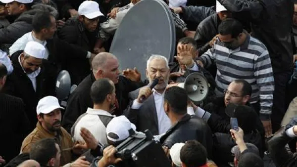الغنوشي يتحدث الى انصاره بعد عودته الى تونس