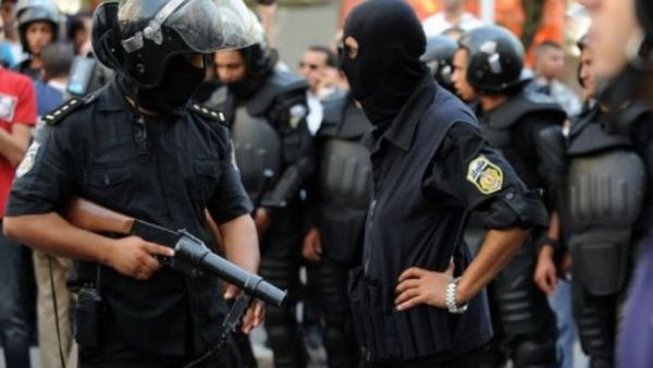 عناصر من الشرطة التونسية خلال التظاهرات ضد الفيلم المسيىء للاسلام 
