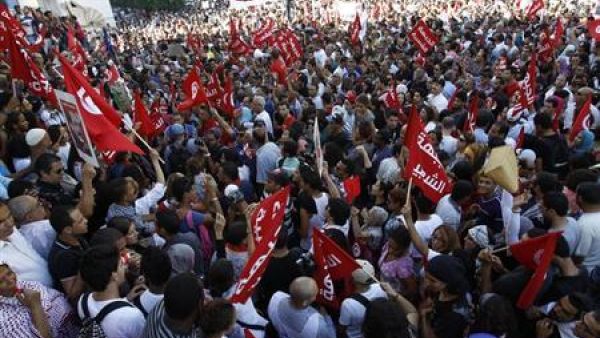 متظاهرون في وسط تونس يوم الأربعاء
