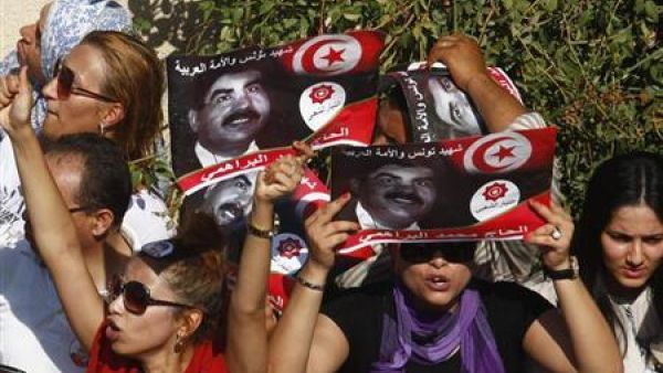 تونسيات ترفع صور المعارض السياسي محمد البراهمي الذي اغتيل أمام منزله يوم الخميس
