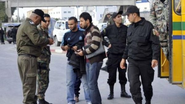 الشرطة تسال مواطنين عن هوياتهم في منوبة 
