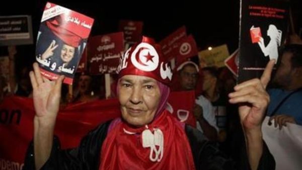 عجوز تونسية تشارك في مظاهرة احتجاج بالعاصمة التونسية