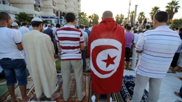 معارضون في تونس يؤدون صلاة العيد