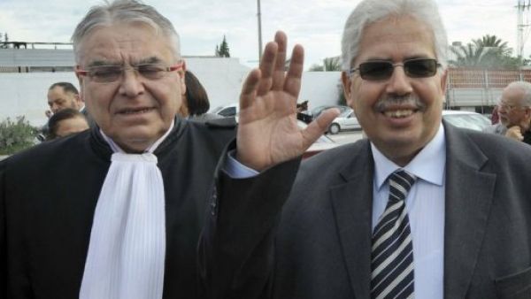 حبيب القزدغلي الى اليمين مع محاميه