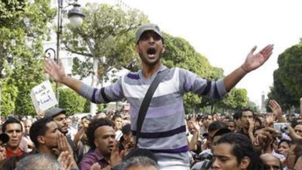 تونسيون يرددون هتافات أثناء مظاهرة في تونس يوم الاثنين