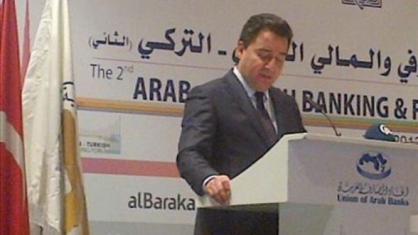 نائب رئيس مجلس الوزراء التركي علي باباكان مفتتحا أعمال المنتدى المصرفي 