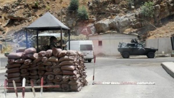 حاجز للجيش التركي في منطقة هاكاراي في الاناضول
