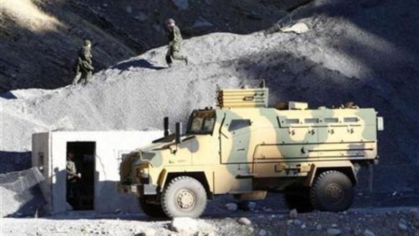 جنود أتراك مناوبون عند نقطة عسكرية صغيرة في الجبال قرب الحدود مع العراق
