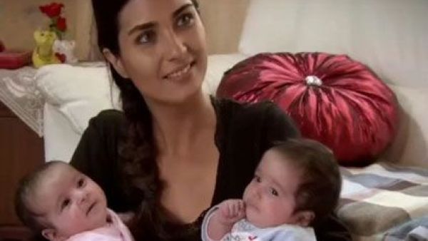 توبا بيوكستون الشهيرة بـ "لميس" مع توأمتيها