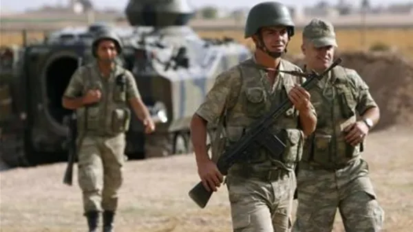 جنود اتراك قرب الحدود السورية