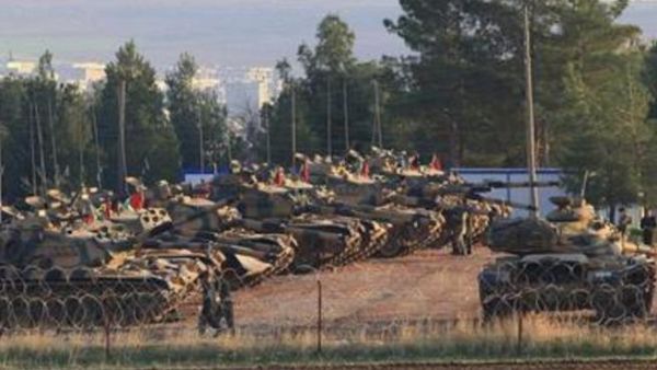 دبابات تركية متمركزة قرب الحدود مع سوريا
