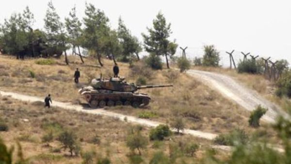 دبابة تركية تتمركز عند موقع عسكري على الحدود مع سوريا
