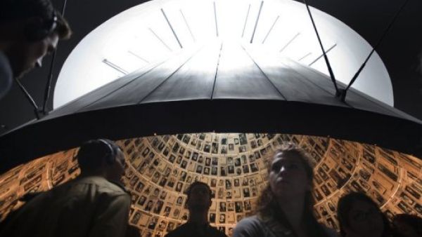 زوار داخل نصب ياد فاشيم في القدس
