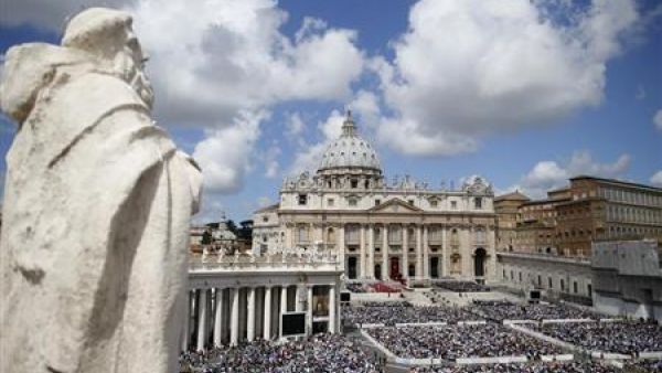 قداس في ساحة القديس بطرس في الفاتيكان
