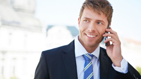 الرجال الذين يتمتعون بأصوات رخيمة وعميقة كانوا أعلى درجة مهنية من أقرانهم الذين يمتلكون أصوات عادية