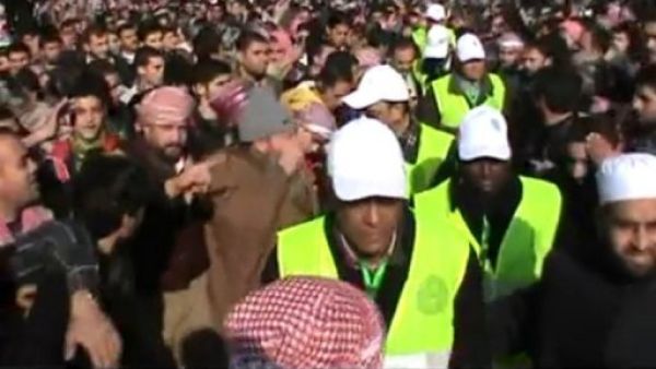 صورة ماخوذة من فيديو على اليوتيوب تظهر عددا من المراقبين العرب بين متظاهرين مناهضين للنظام في ادلب
