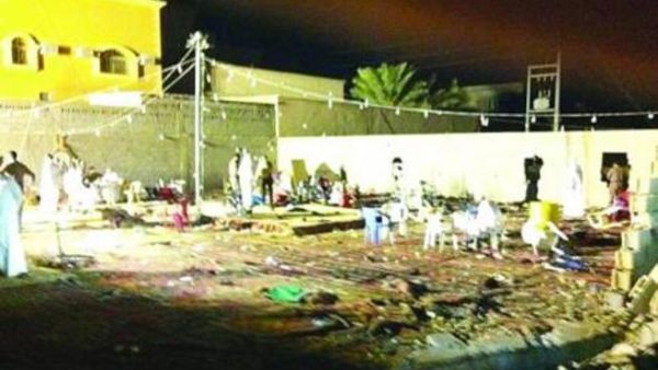 People sift through the debris after the Saudi wedding fire that killed 25 people (Photo: AlRiyadh.com)