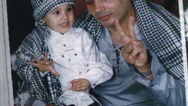 عمرو دياب وابنه في صورة قديمة