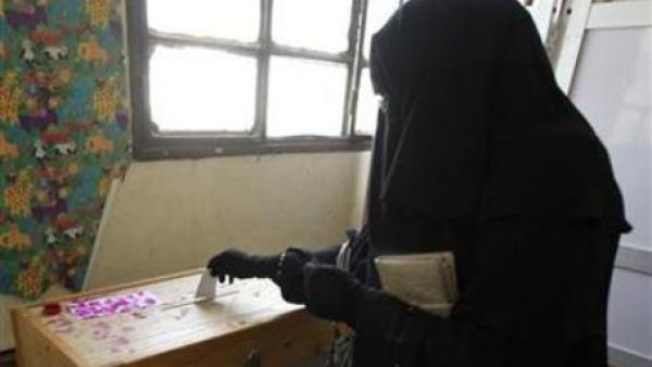 امراة منتقبة تدلي بصوتها في الانتخابات البرلمانية بالقاهرة 