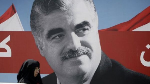 امراة تمر من امام صورة كبيرة لرفيق الحريري في بيروت