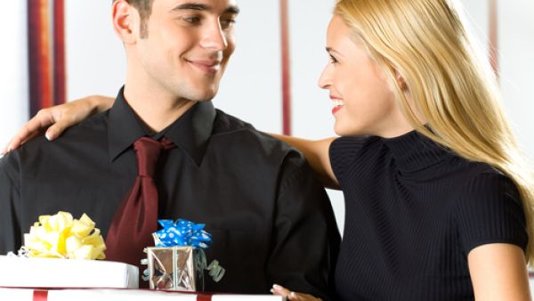6 طرق تساهم في إشعال نار الحب والرومانسية بينك وبين عريسك
