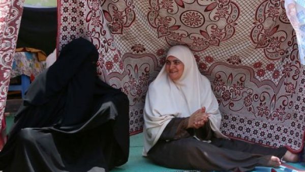  لا يسمعون غير خطاب الجماعة