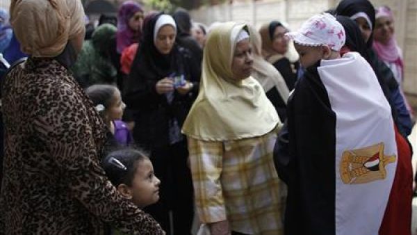 مصريات يقفن أمام مركز اقتراع في القاهرة
