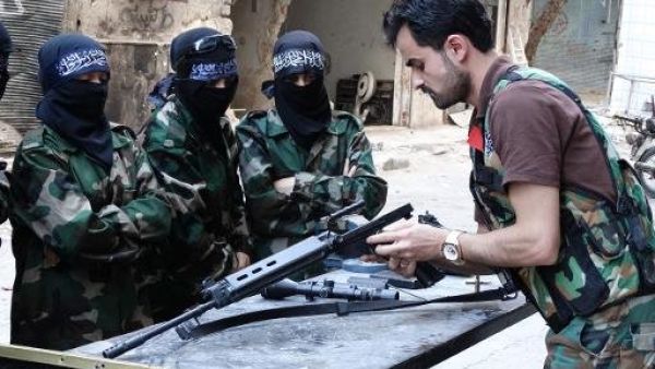 نساء معارضات يتدربن على السلاح في حي صلاح الدين في حلب
