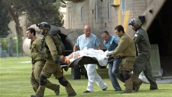 جنود ومسعفون اسرائيليون ينقلون جنديا اصيب في الهجوم لدى وصولهم الى مستشفى بجنوب اسرائيل
