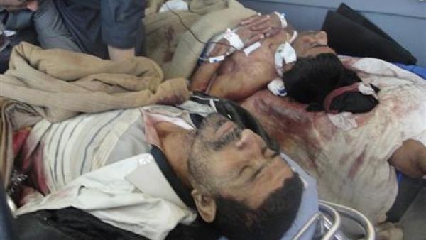 رجلان يتلقيان العلاج في مستشفى بعد اصابتهما في مواجهة بين قوات الامن ومحتجين سنة في كركوك
