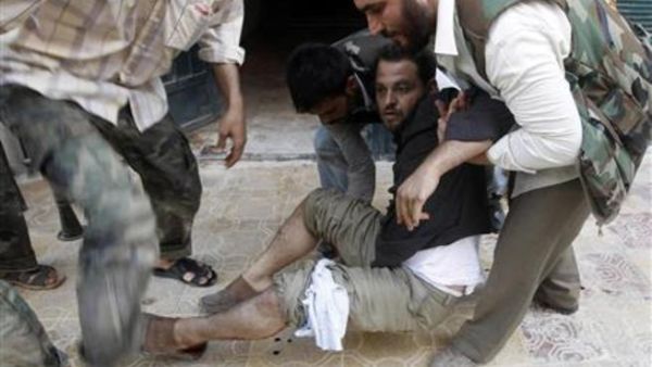 مقاتل من الجيش الحر أصيب خلال معارك مع قوات الأسد في حلب