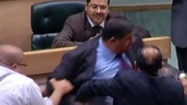 النائب يحيى السعود يحاول التملص من زملاء له خلال المشاجرة