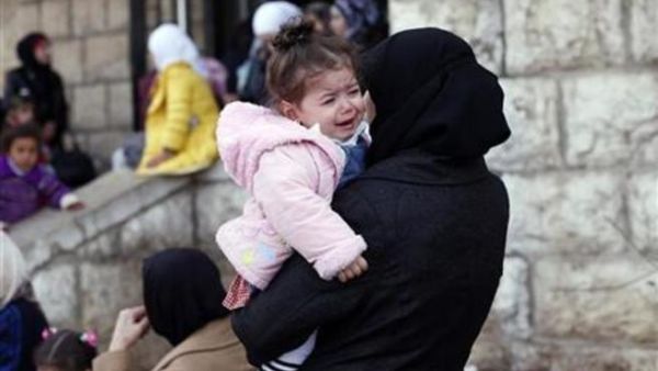 كان يسكن في مخيم اليرموك اكثر من 170 الف نسمة، ولكن معظمهم فروا منذ انتشار المعارك الى المخيم.