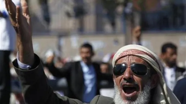 متظاهر يردد هتافات في مسيرة تطالب بمحاكمة علي عبد الله صالح في صنعاء
