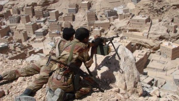 جنديان يمنيان يتمركزان على تلة تطل على بلدة الحوثة الجنوبية 
