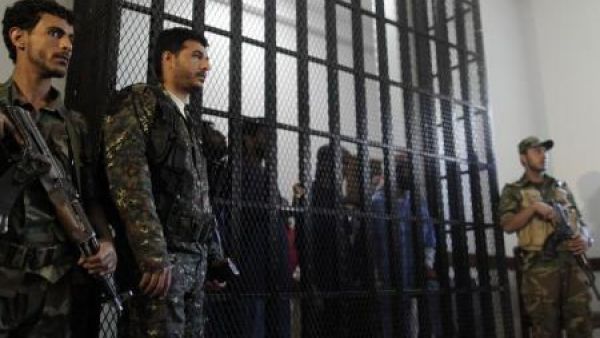 المتهمون بمحاولة اغتيال الرئيس اليمني خلال محاكمتهم في صنعاء
