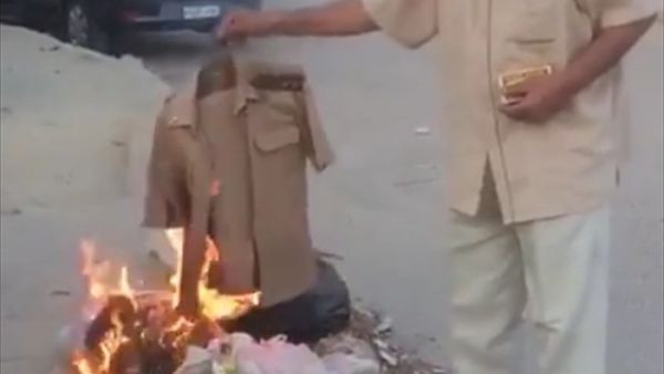 يحرق ملابسه العسكرية  - مشهد من يوتيوب