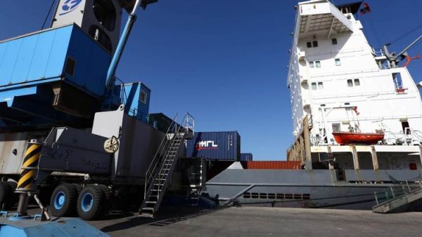 انفجار سفينتين محملتين بأسلحة ومتفجرات في ميناء مصراتة